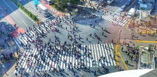 Shibuya Crossing
Sie ist wohl eine der berühmtesten Kreuzungen der Welt und tauchte immer wieder in Film und Fernsehen als beliebte Location auf: Shibuya Crossing. Kein Wunder also, dass auch WEATHERING WITH YOU nicht ohne die Querstraße auskommt.

Koordinaten: http://bit.ly/2NwjYmj