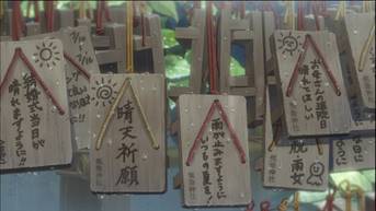 Koenji-Hikawa-Schrein
Auch der Schrein mit den vielen kleinen Holztäfelchen, der im Film auftaucht, hat ein Vorbild: Es ist der Koenji-Hikawa-Schrein. Dieser hat ein kleines Areal, den Kisho-Schrein, in dem besagte Holztafeln hängen und die Leute für gutes Wetter beten.

Koordinaten: http://bit.ly/30FDMrq

 
