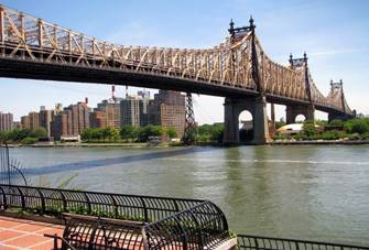 Diese Brücke kennt man aus King of Queens - und ist nur eine der 21 Bridges. Die zweistöckige Queensboro Bridge verbindet die vornehme Upper East Side von Manhattan auf Höhe der 59ten Straße mit Queens und verläuft über die im East River gelegene Roosevelt Island. 