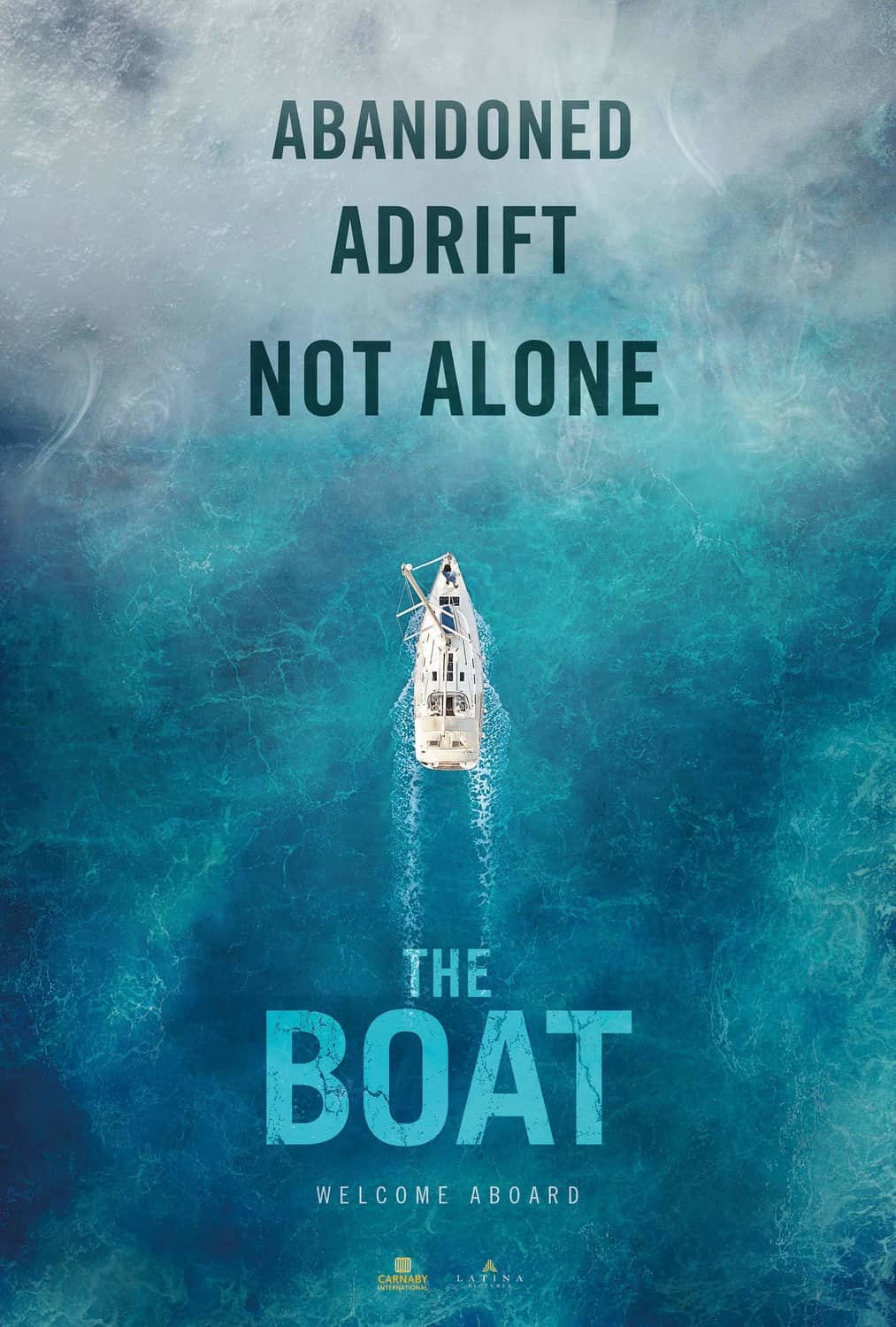 Blaues Meer ein Boot allein. Verlassen aber nicht allein steht auf dem Plakat zum Film The Boat. Ein Hochsee Horrothriller.