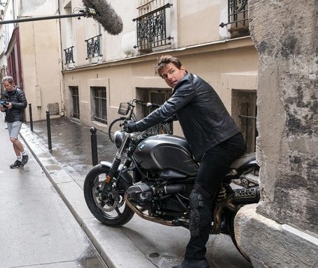 Tom Cruise auf einem Motorrad für Mission Impossible 7