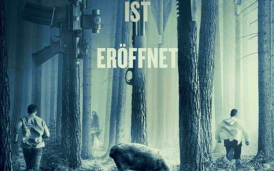 Ein Wald mit einem Reh und vielen überdimensionalen Waffen als Baumstamm getarnt, stellen das Poster zum Film The Hunt dar.