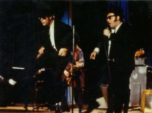 Dan Akroyd und John Belushi als Blues Brothers auf der Bühne