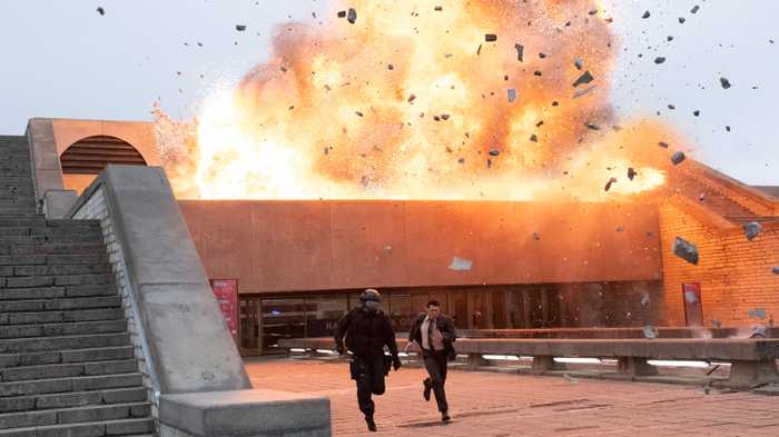 John David Washington rennt vor der Explosion der Oper von Kiew davon