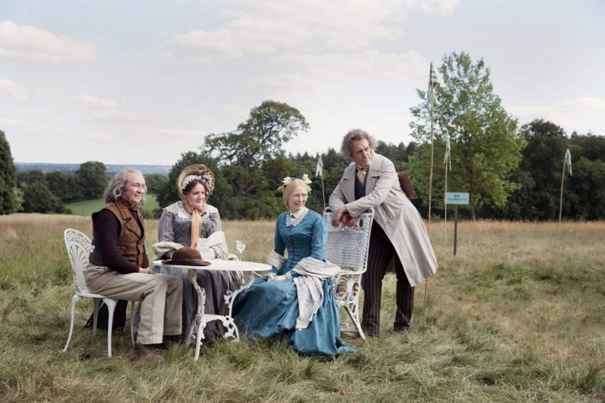 v.l.n.r.: Mr. und Mrs. Peggotty (Paul Whitehouse & Daisy May Cooper) beim Tee mit Tante Betsey (Tilda Swinton) und Mr. Dick (Hugh Laurie).