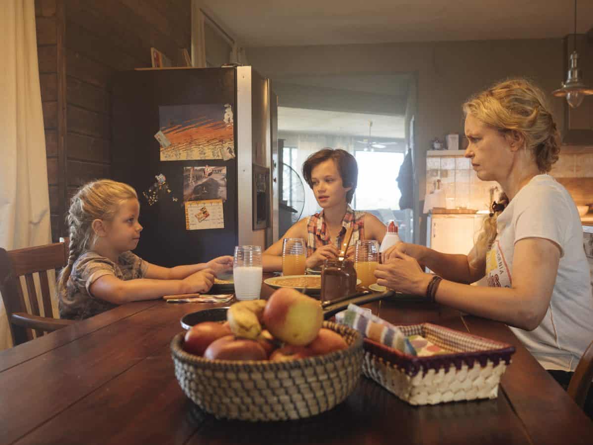Wiebke (Nina Hoss) mit ihren Adoptivtöchtern (Katerina Lipovska und Adelia Ocleppo) Filmausschnitt Pelikanblut