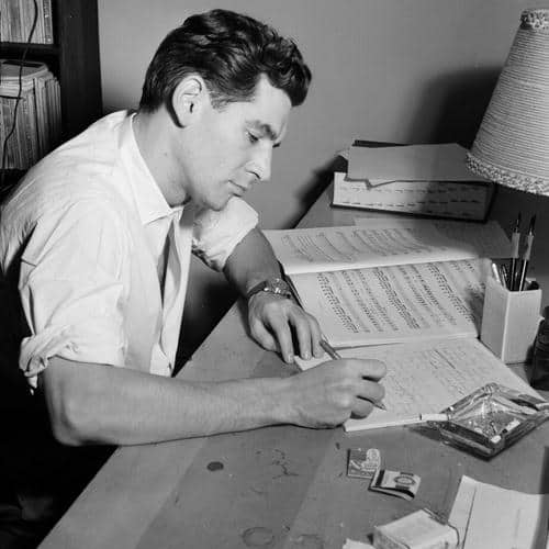 Leonard Bernstein bei der Arbeit 
