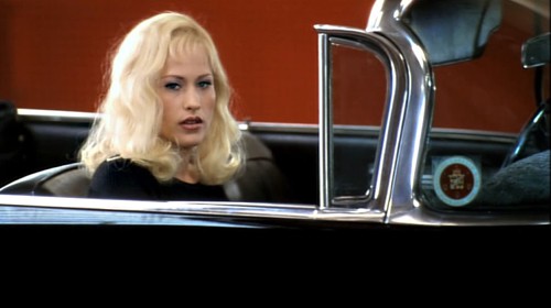 Alicia ( Particia Arquette ) beobachtet aus einem Auto heraus.