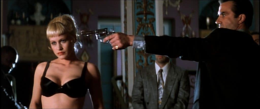 Alicia ( Particia Arquette ) wird eine Pistole an den Kopf gehalten um sie zu sexuellen Gefeälligkeiten zu zwingen. Szene Aus dem Film Lost Highway.