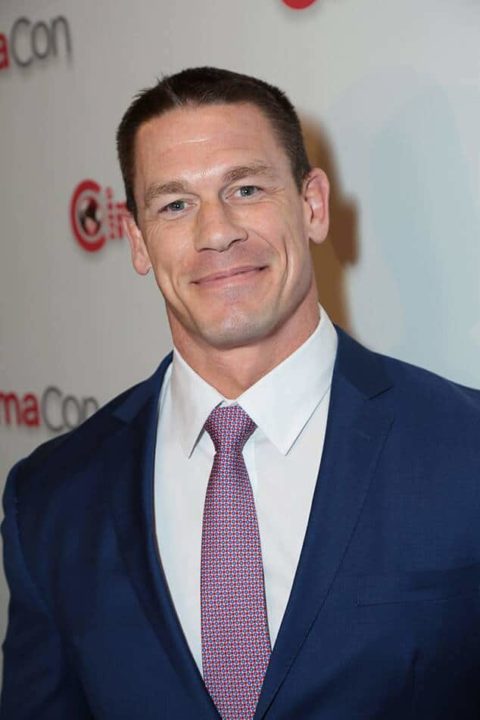 John Cena im feinen Zwirn grinst fröhlich in die Kameras