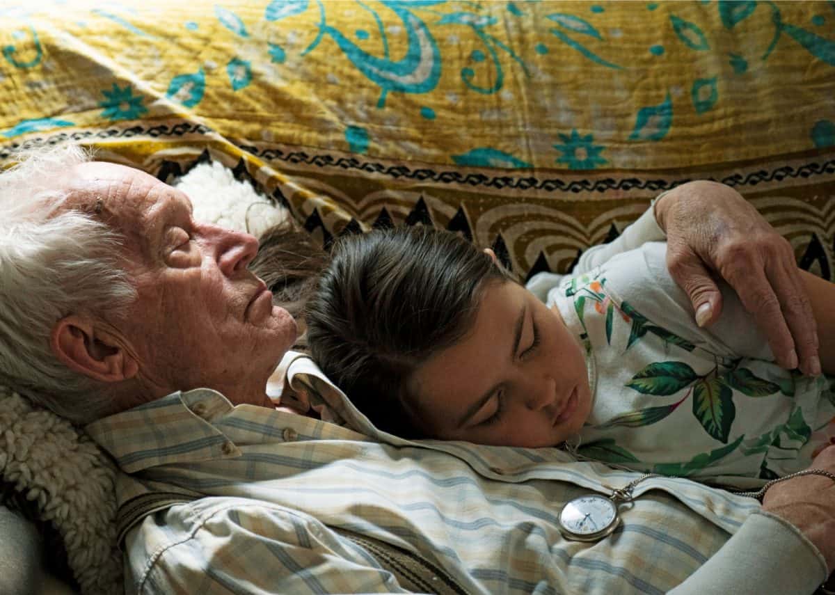Willis (Lance Henriksen) mit seiner Enkeltochter Monica (Gabby Velis)