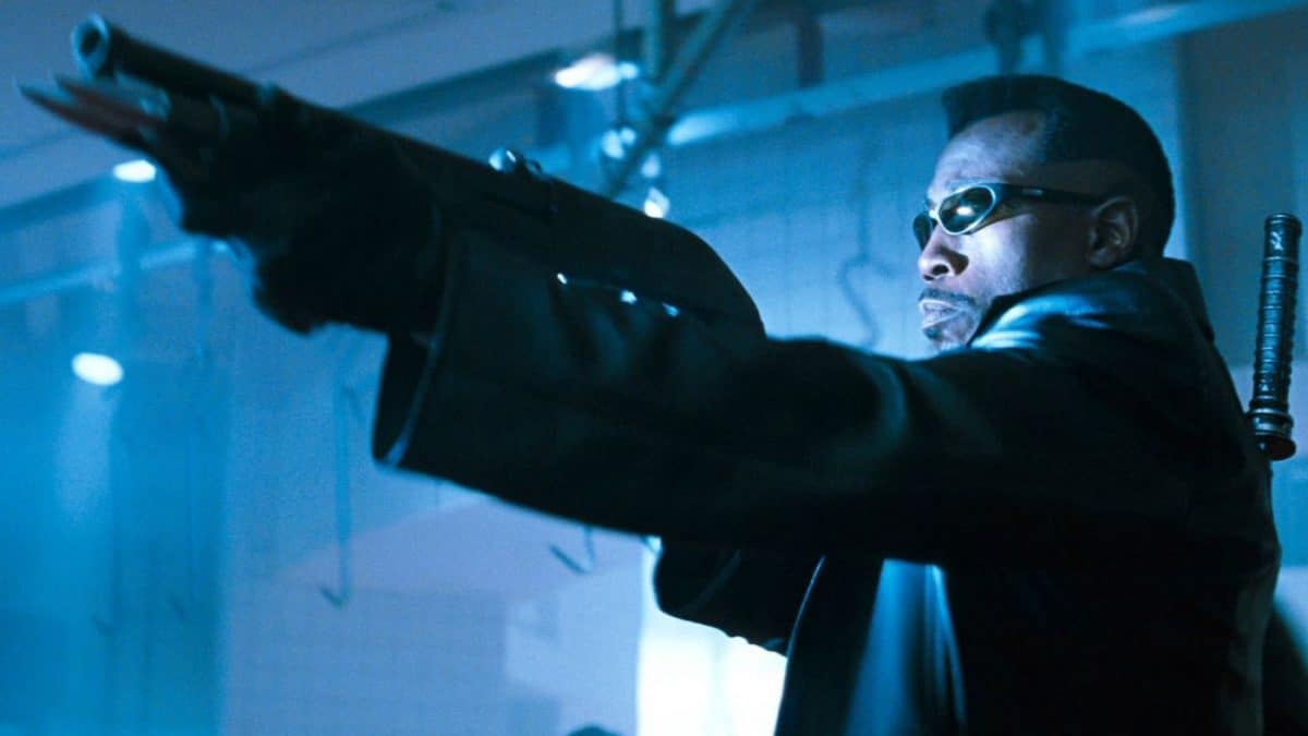 Wesley Snipes zielt mit einer Pumpgun auf Vampire . Filmausschnitt von Blade von 1998