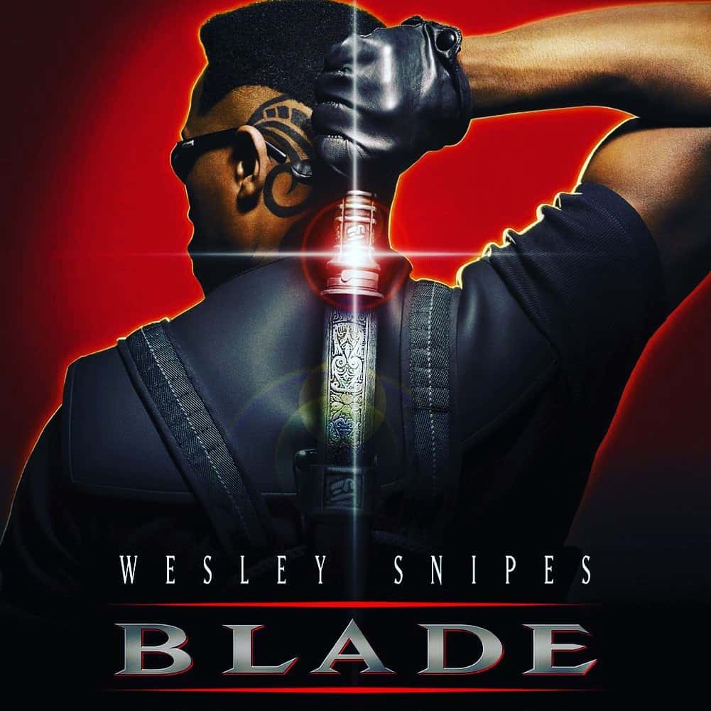 Blade Filmplakat aus 1998. Wesley Snipes hält sein Schwert Griffbereit