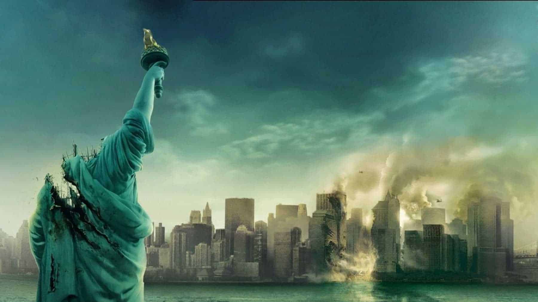 Cloverfield Filmauschnitt eines brennden New York und der Freiheitsstaute ohne Kopf