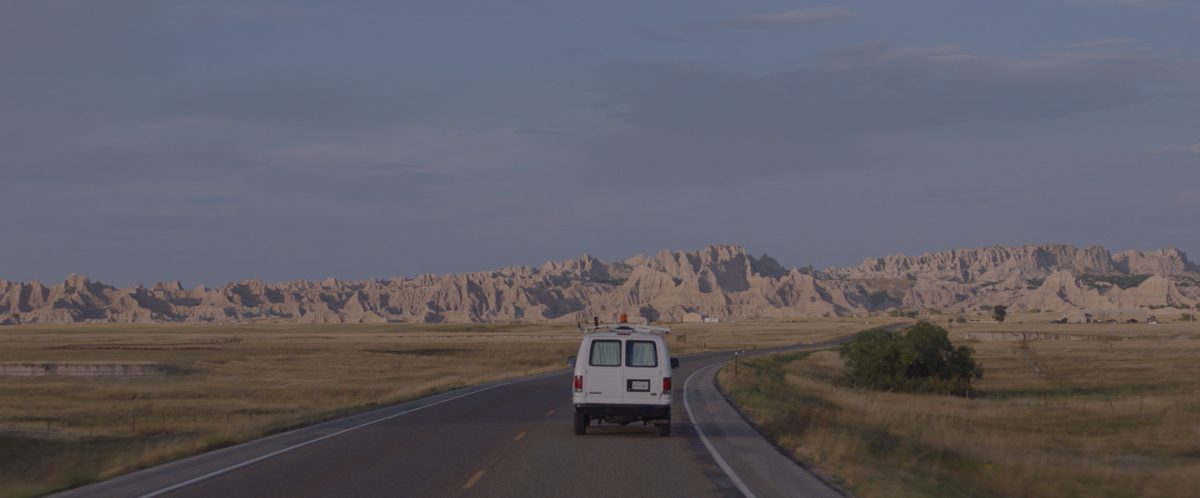 Ein Van fährt über eine Landstraße in den USA