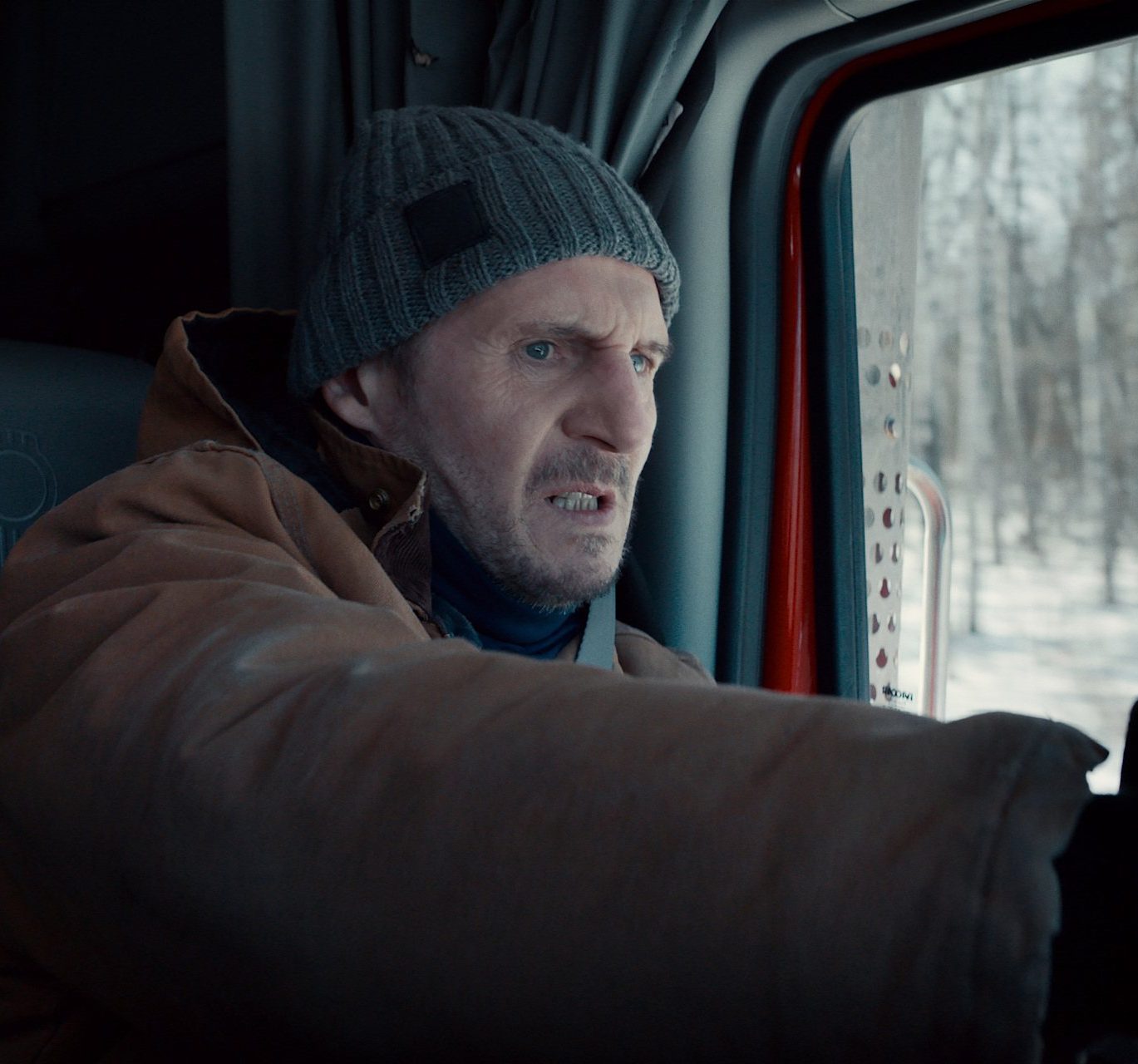 Liam Neeson am Steuer eines Trucks auf eisigen Untergrund