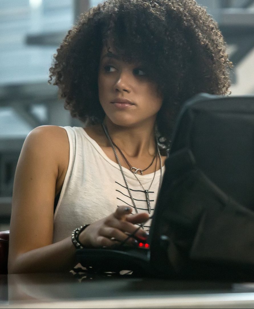 Nathalie Emmanuel in Fast and The Furious am Computer sitzend