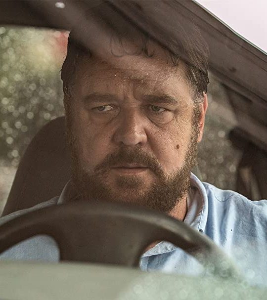Russell Crowe in seinem Film UNHINGED im Auto sitzend