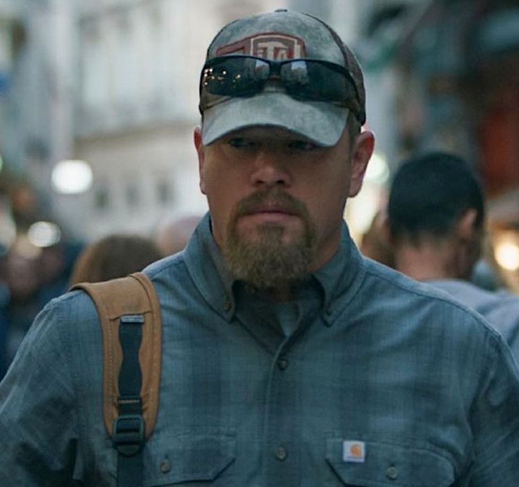 neuer Film mit Matt Damon zeigt ihn mit einer Baseball Mütze, Vollbart und Rucksack.