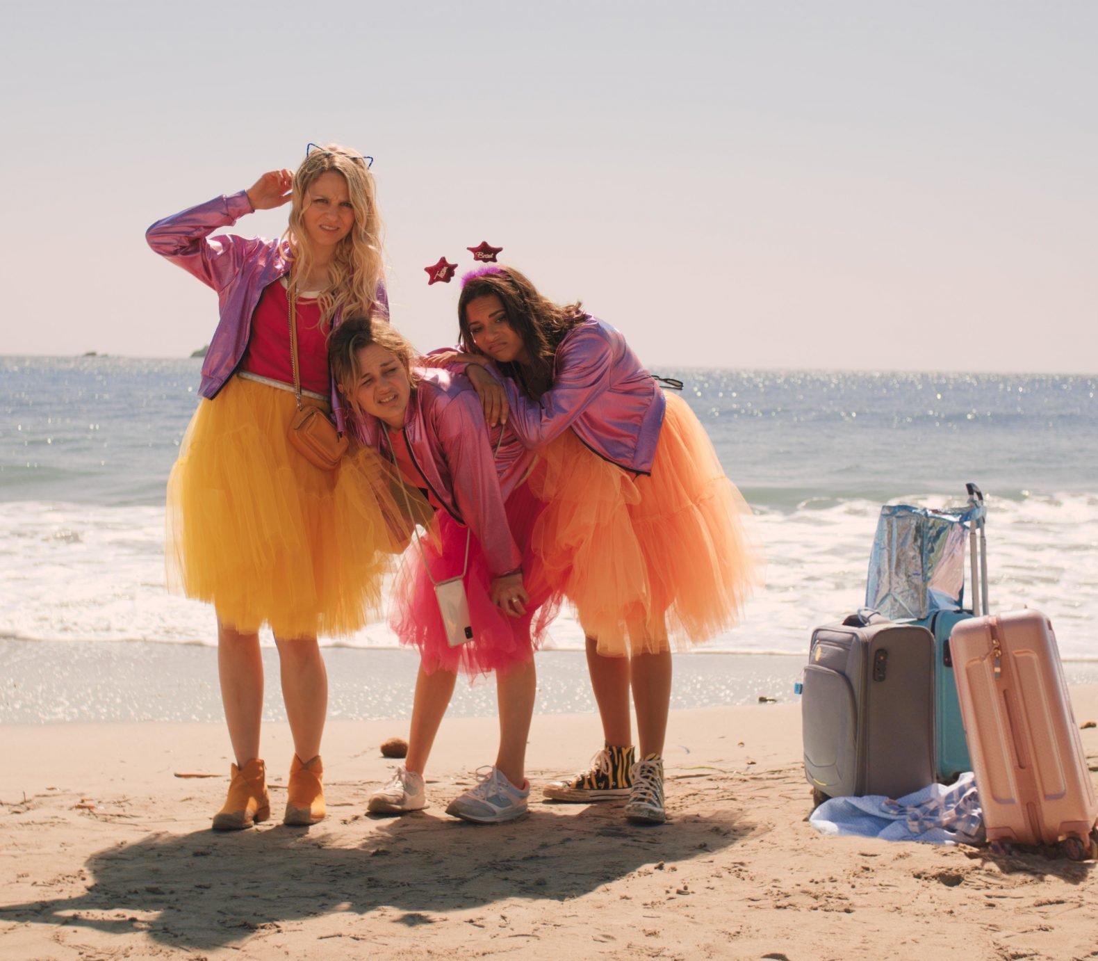 Filmasuchnitt JGA Verkleidete Frauen am Strand von Ibiza
