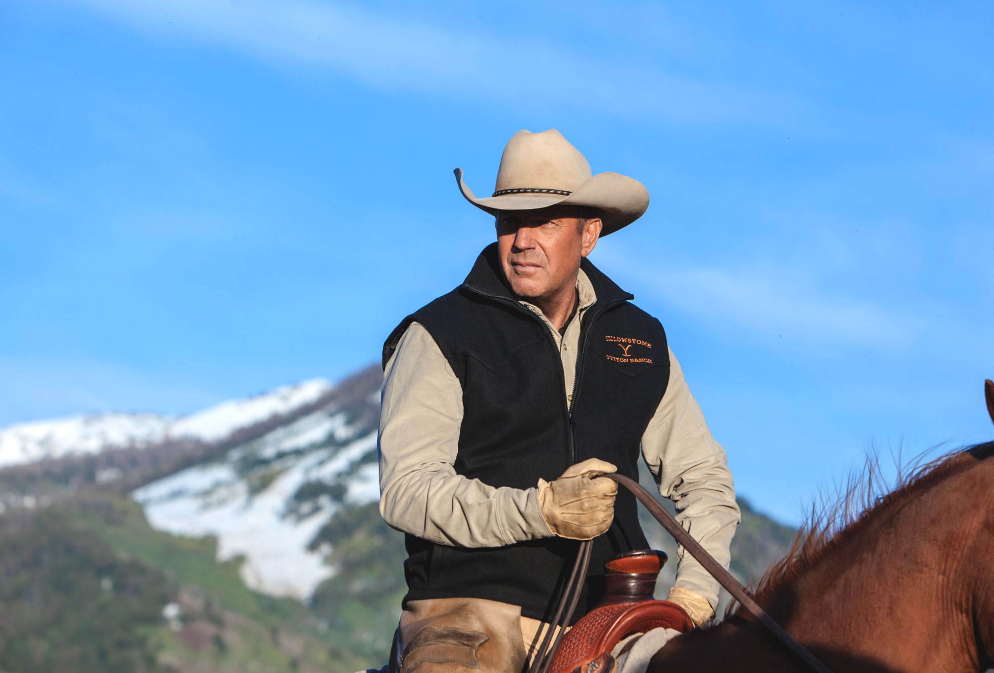 Kevin Costner in der Serie Yellowstone auf einem Pferd