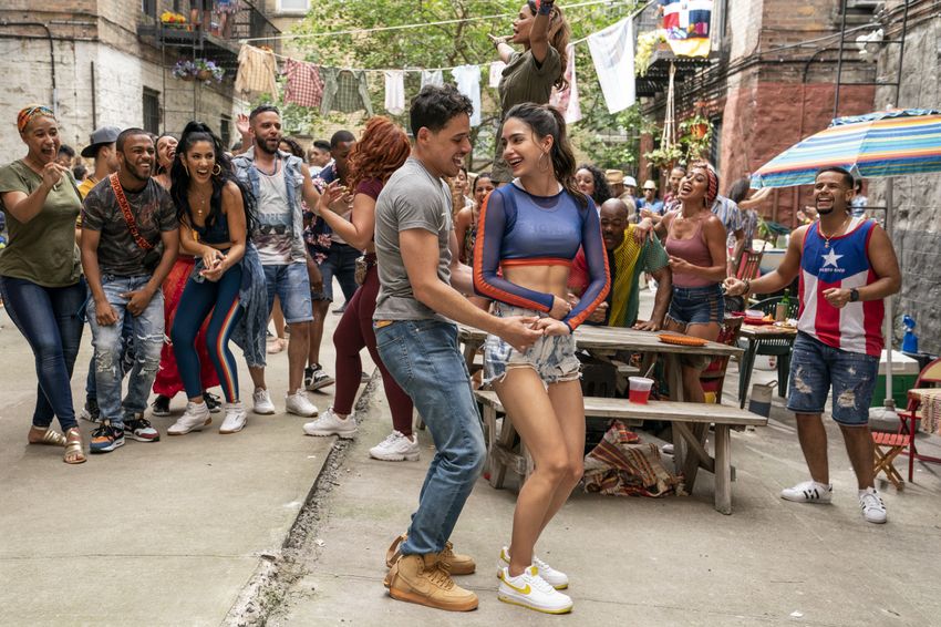 (links mitte-rechts mitte) ANTHONY RAMOS als Usnavi and MELISSA BARRERA als Vanessa in “IN THE HEIGHTS,