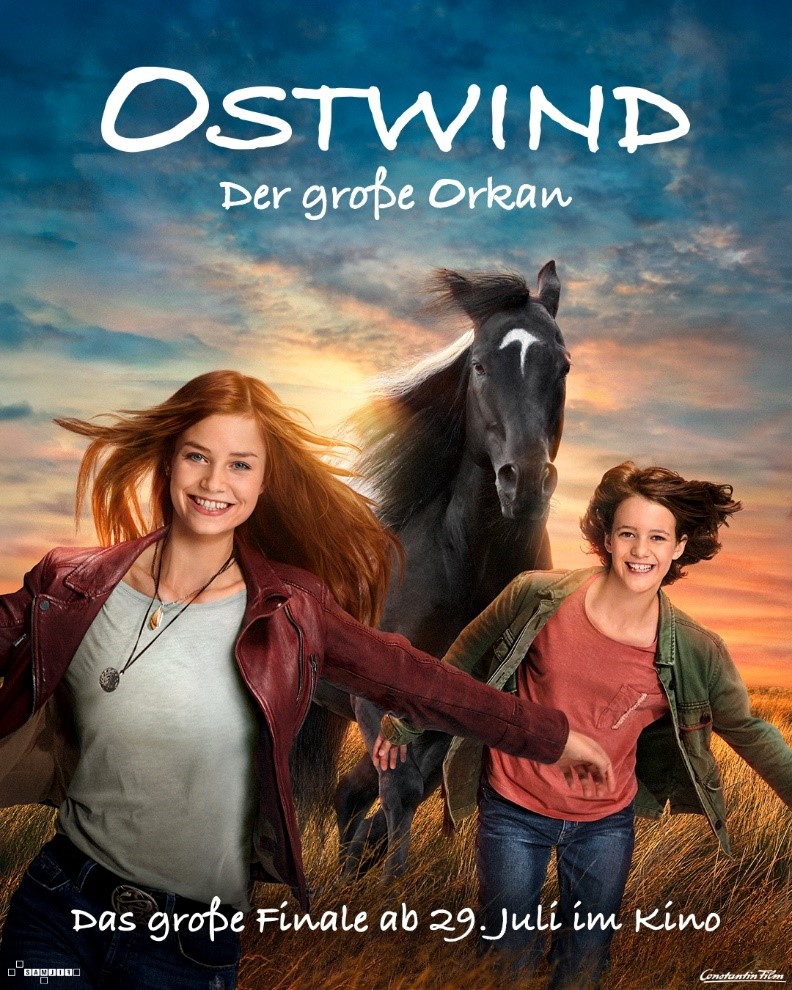 Ostwind Filmplakat mit den beiden Hauptdarstellerinnen und in der Mitte ORKAN das Wunderpferd