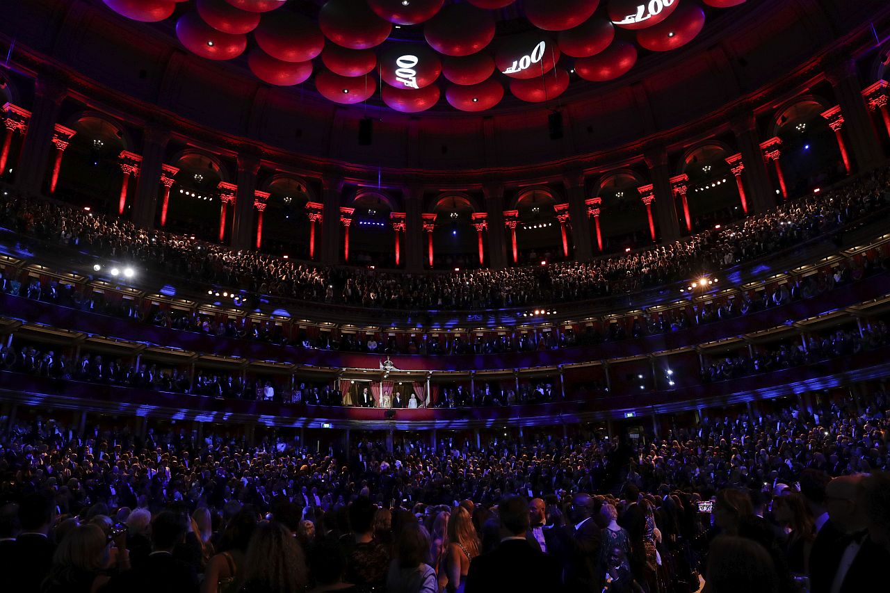 LONDON, ENGLAND - 28. SEPTEMBER: Kinobesucher bereiten sich auf die Weltpremiere von " KEINE ZEIT ZU STERBEN " in der Royal Albert Hall am 28. September 2021 in London, England vor.