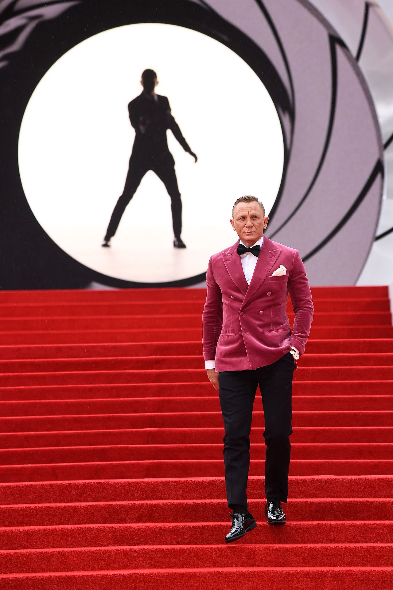 Daniel Craig besucht die Weltpremiere von " KEINE ZEIT ZU STERBEN " schreitet die rote Treppe herunter. im Hintergrund das james Bond Film Eröffnungs Logo
