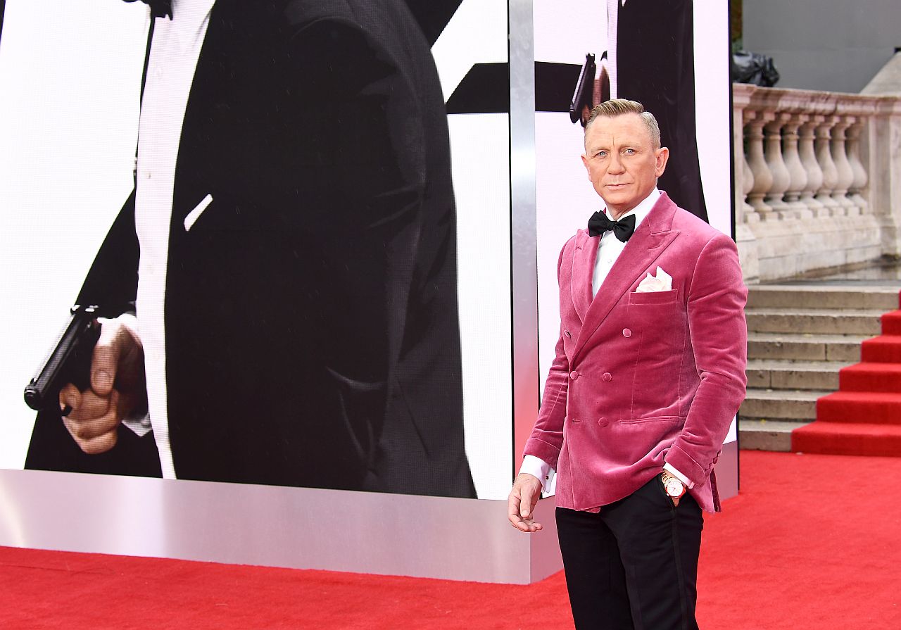 Daniel Craig besucht die Weltpremiere von " KEINE ZEIT ZU STERBEN " im pinken Samt Zweireiher