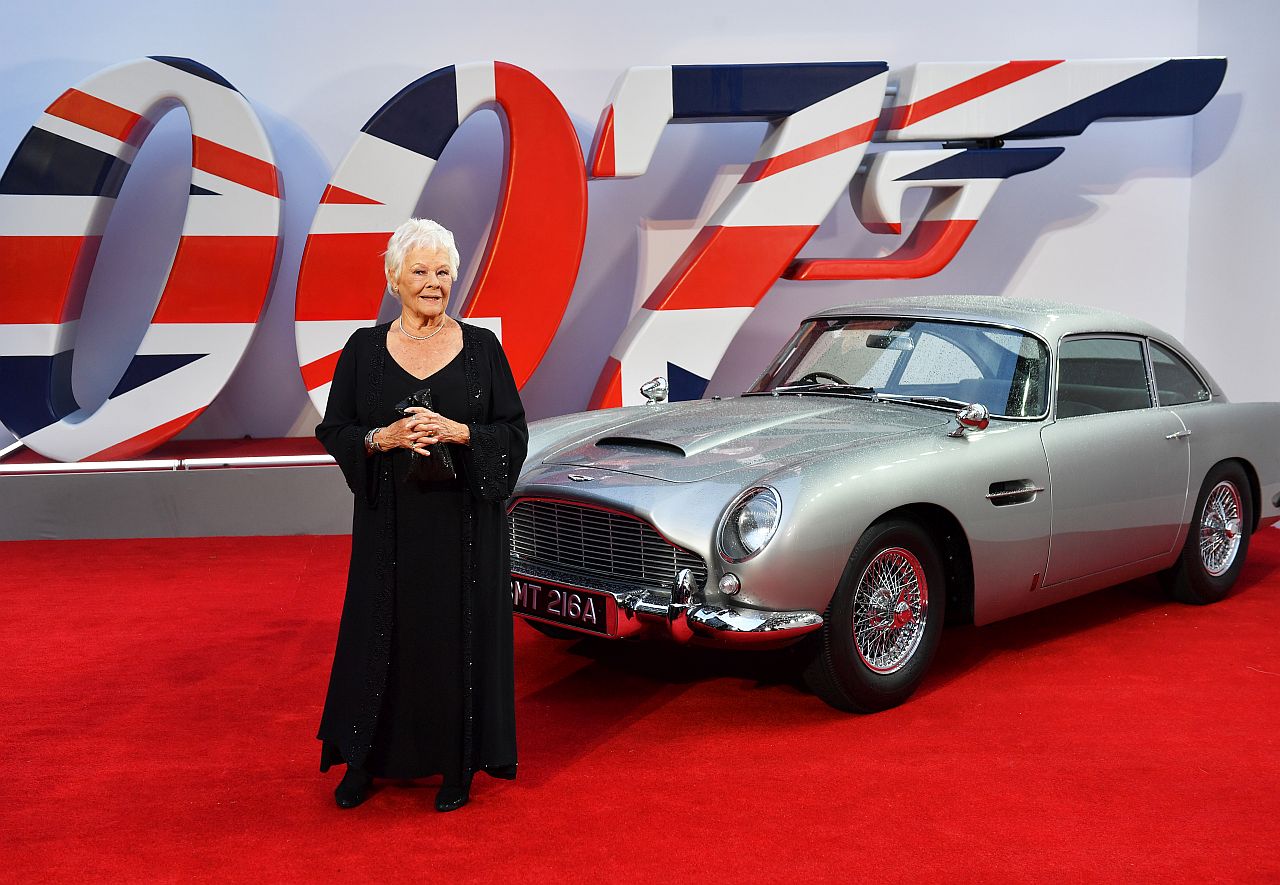 Dame Judi Dench steht neben James Bonds Aston bei der Weltpremiere zu "KEINE ZEIT ZU STERBEN"
