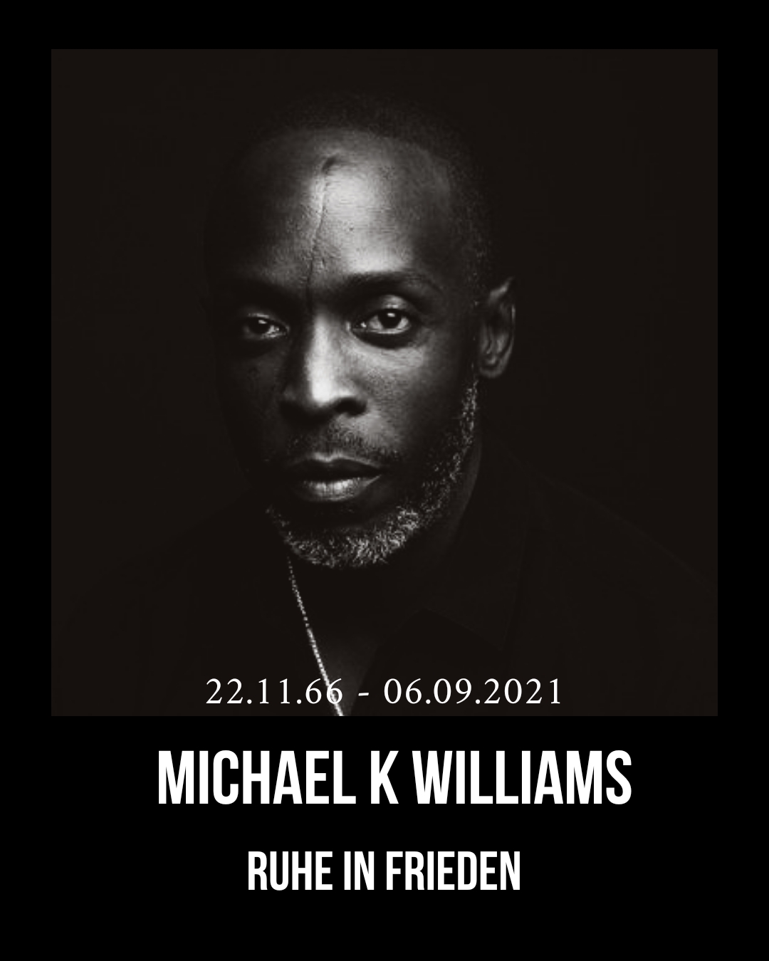 Michael Kenneth Williams ist mit 54 Jahren verstorben. Schwarz weiß Bild mit Schrifzug seines Namens und Ruhe in Frieden