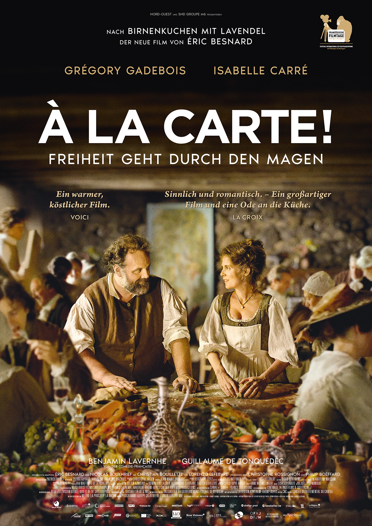 Ein Mann und eine Frau stehen an einem gedeckten Tisch in Frankreich des 18. Jahrhunderts Film A la carte