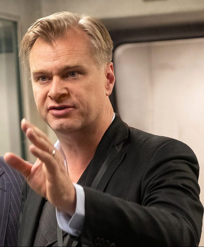 Christopher Nolan gibt Regie Anweisungen am Set von Tenet