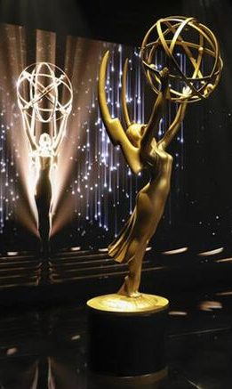 Bild von der Bühne der Emmy Preis Verleihung mit der lebensgroßen Goldenen Statue