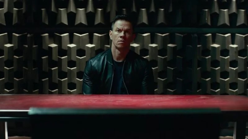 Mark Wahlberg in einem Verhörraum. Szene aus seinem Film Infinite