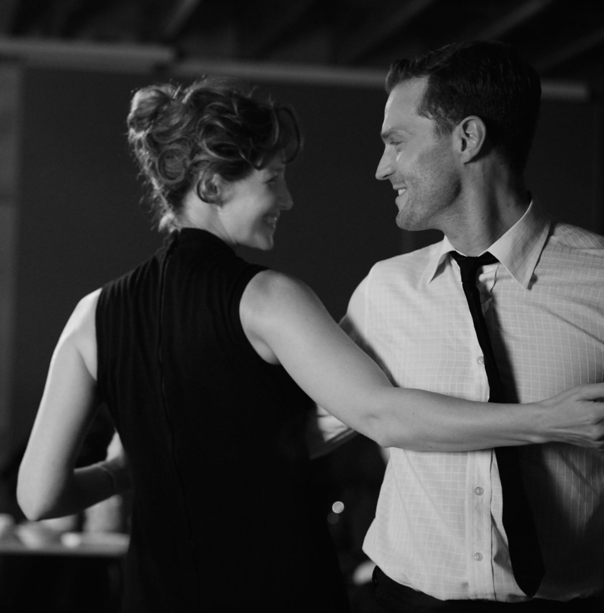 Jamie Dornan als "Pa" tanzt im Film Belfast