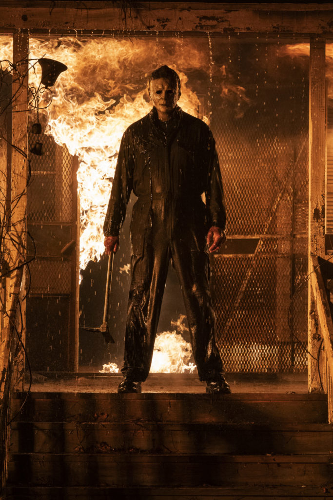 Michael Myers steht an der Veranda eines brennenden Hauses