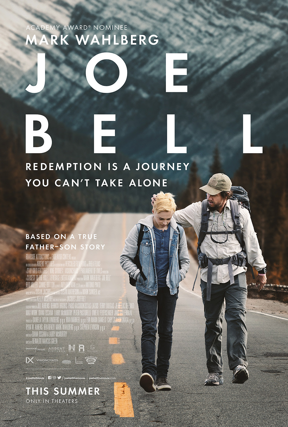 mark Wahlberg mit einem Jungen auf der Landstraße zu Fuß unterwegs im Film JOE BELL