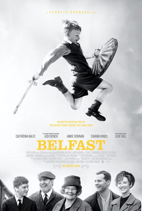 Ein Junge, mit Schwert und Schild,springt über die Köpfe einiger Erwachsener hinweg. Auf dem schwarzweiss Poster zum Film Belfast.