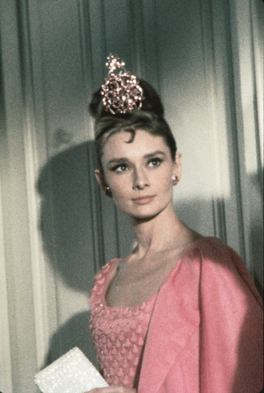 Audrey Hepburn mit einem rosa Kleid