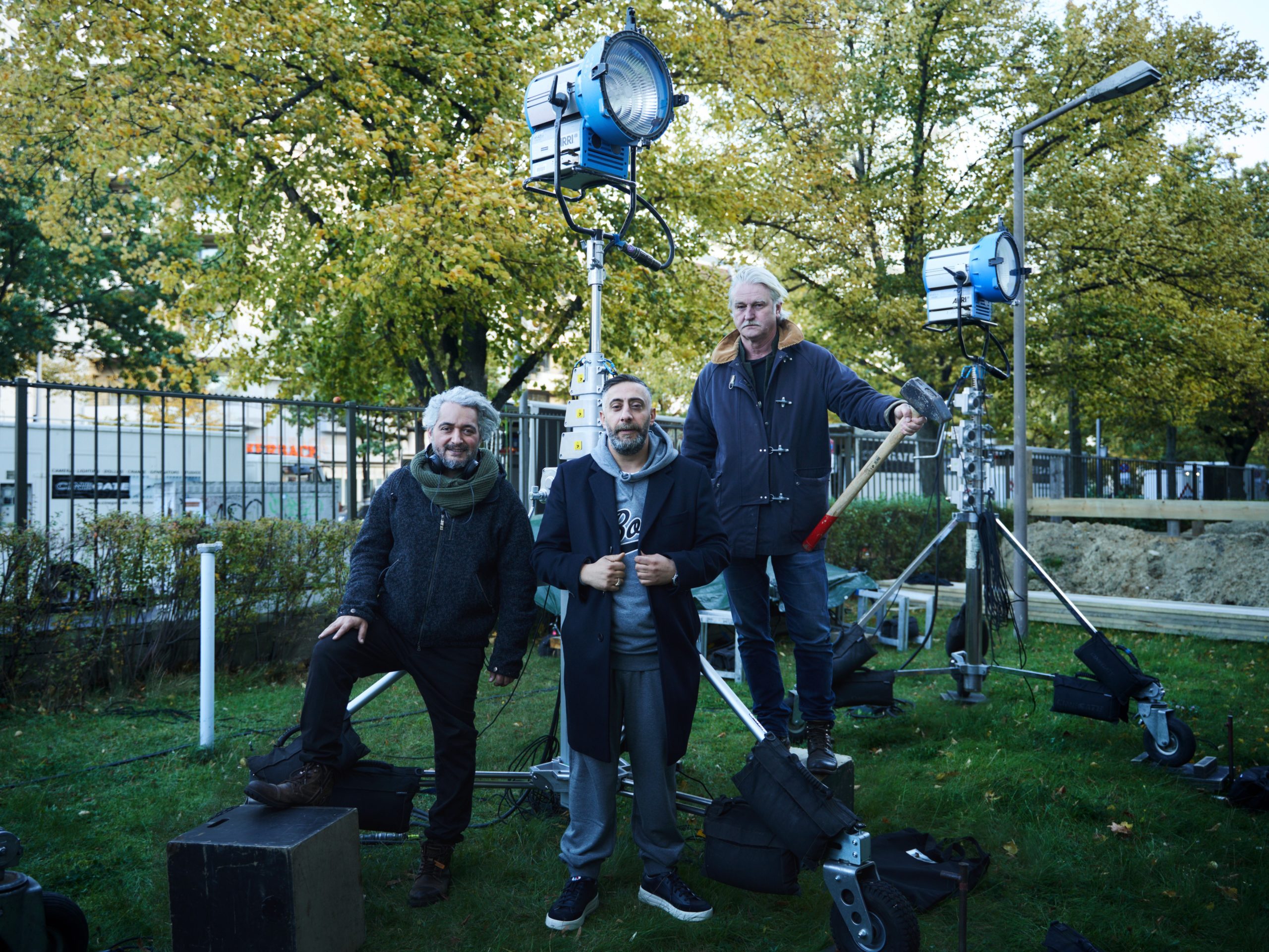Kida Khodr Ramadan (Mitte) mit den Regisseuren Cüneyt Kaya (links) und Detlev Buck (rechts) am Set von GREENLIGHT.