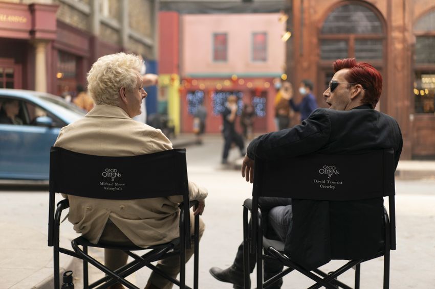 Michael Sheen und David Tennent sitzen in ihren Stühlen beim Dreh zu Good omens Staffel 2