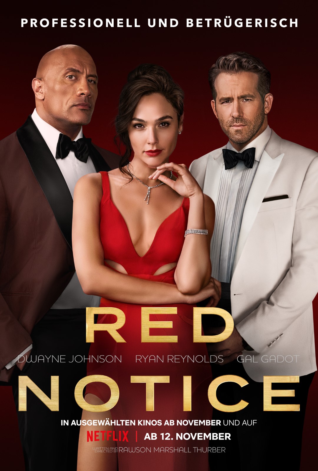 Ryan Reynolds im weissen Smoking und schwarzer Hose, Gal Gadot im roten Kleid und Dwayne Johnson in schwarzer Abendgarderobe auf dem Plakat zu Red Notice