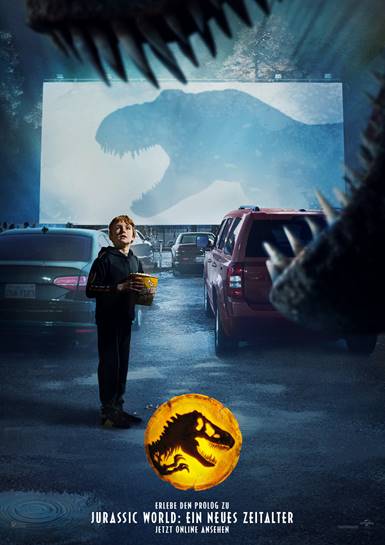 Ein Junge steht vor einer Autokino leinwand. Dahinter ist ein T-Rex zu erkennen