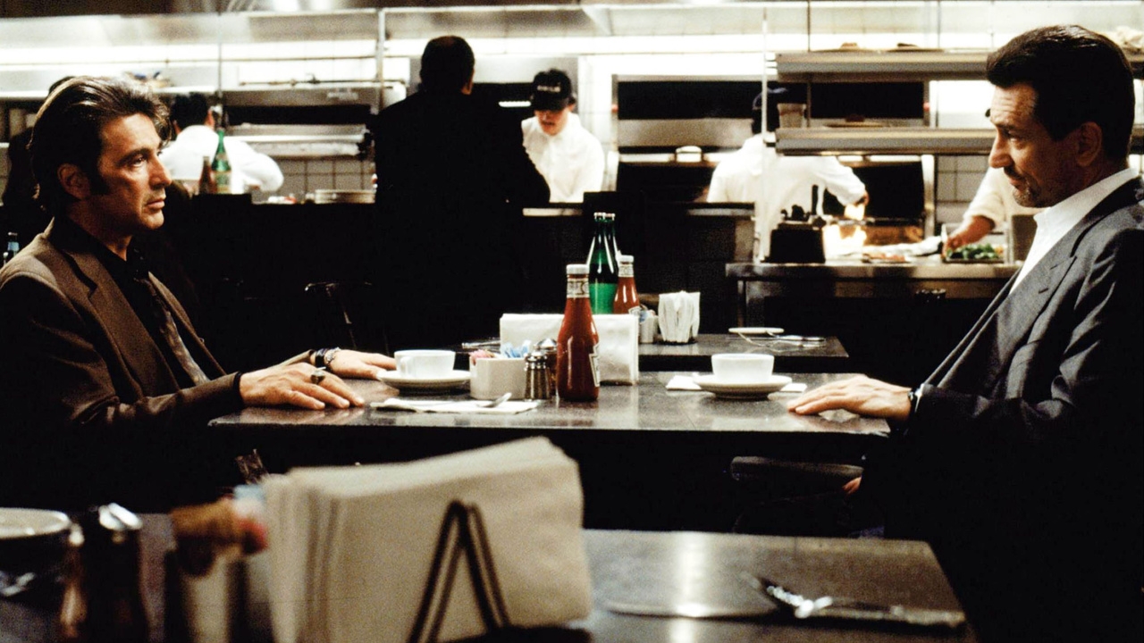 Legendäre Szene aus Michael Mann`s Heat (L-R) Vincent Hanna (Al Pacino) sitzt Neil McCauley (Robert De Niro) gegenüber. © Warner Bros.