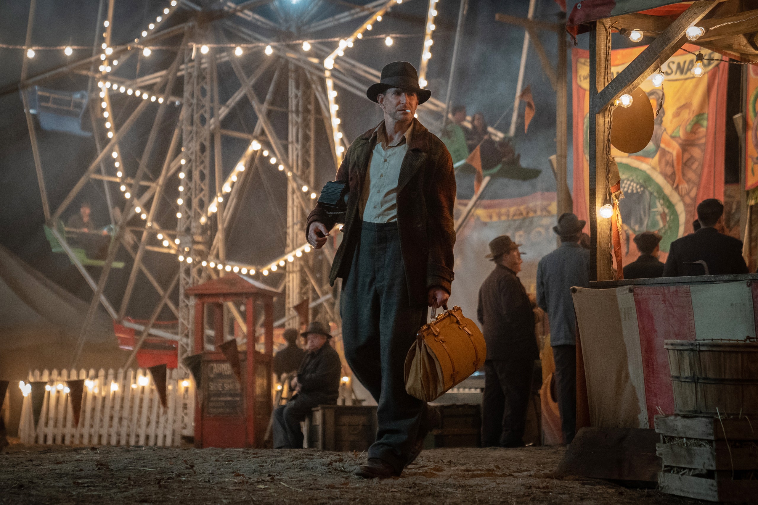 Stan (Bradley Cooper) trifft auf einem Jahrmarkt ein in "Nightmare Alley" .
