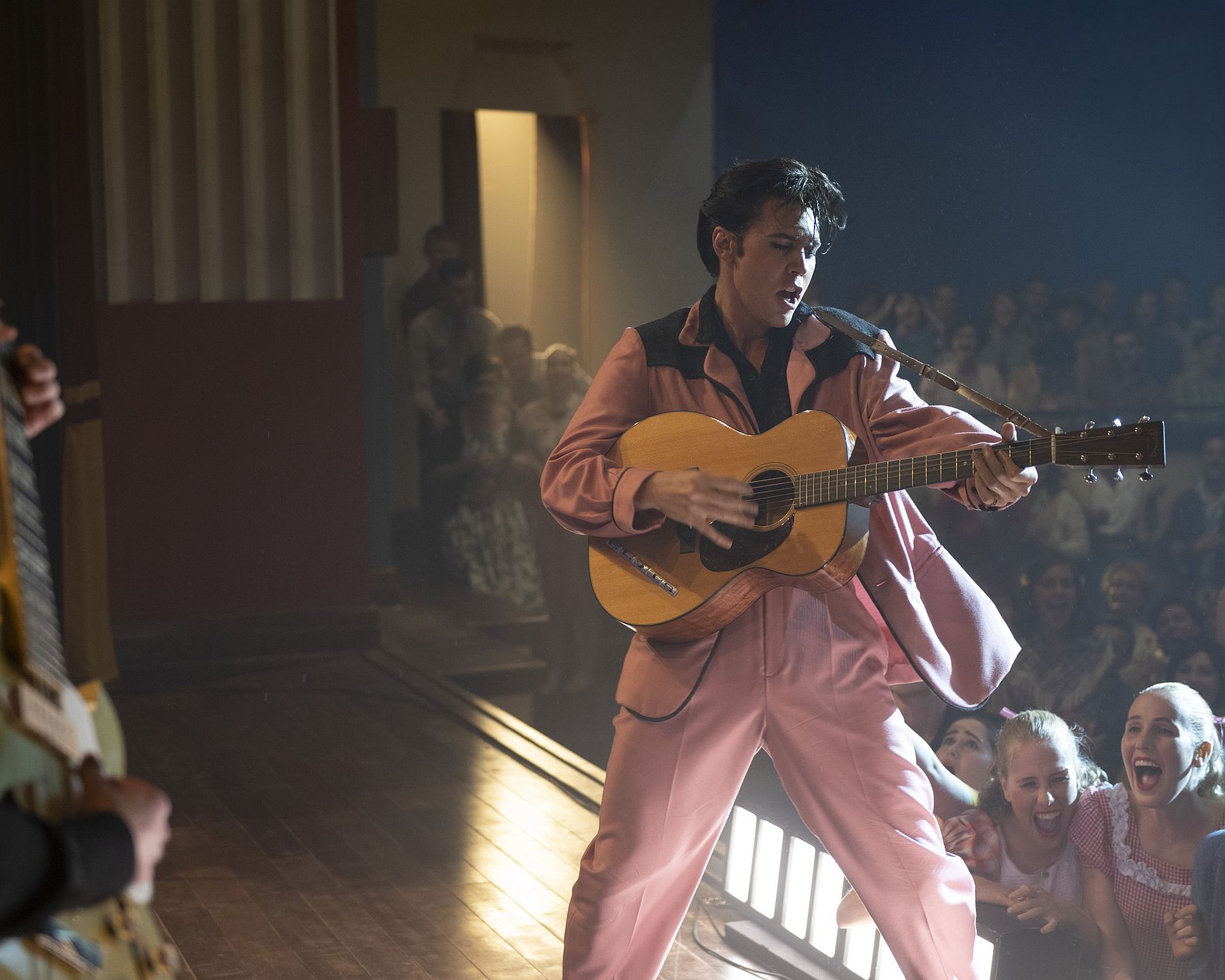 Austin Butler als Elvis im Film Elvis im rosa Anzug