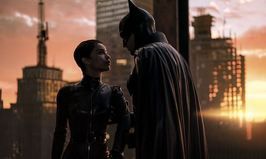 (Li-R) Catwoman (Chloe Kravitz) trifft Batman (Robert Pattinson)