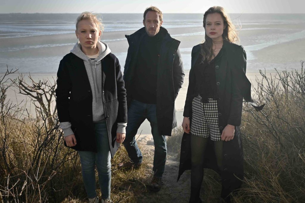 Ziegler Film/ "Die Therapie"Drehstartfoto.Josy (Helena Zengel), Viktor Larenz (Stephan Kampwirth), Anna Spiegel (Emma Bading).
